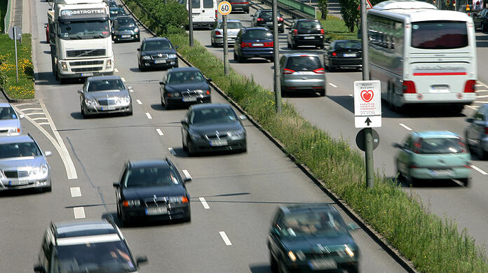 Der Verkehr rollt auf der Landshuter Allee in München. (Archivbild)
