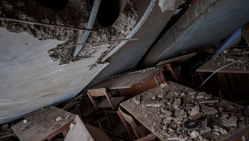 Ein zerstörtes Klassenzimmer, das von russischen Streitkräften bombardiert worden ist, in der ukrainischen Stadt Tschernihiw.