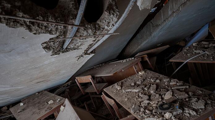 Ein zerstörtes Klassenzimmer, das von russischen Streitkräften bombardiert worden ist, in der ukrainischen Stadt Tschernihiw.
