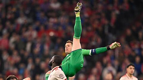 Bei dieser Rettungstat gegen Zagreb verletzt sich Manuel Neuer (oben).