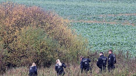 Am Mittwoch durchkämmten Polizisten vor allem die Umgebung eines Tümpels bei Klein Upahl.