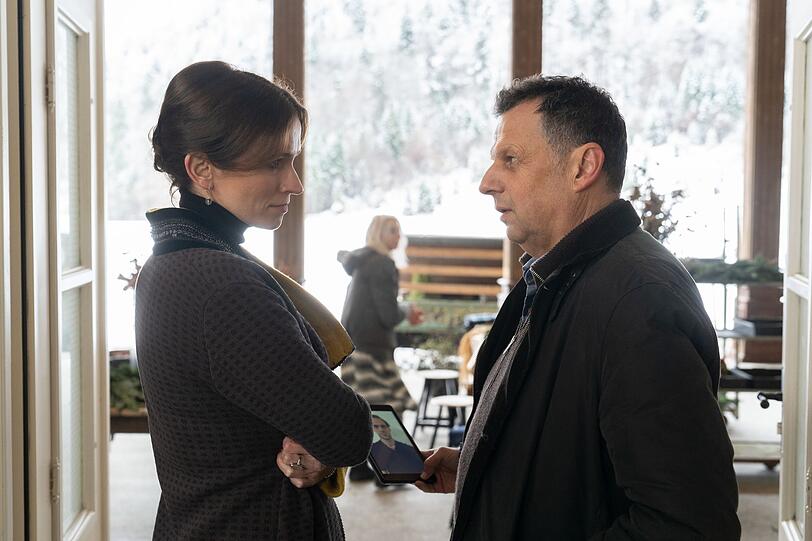 Anton Simhandl (Gerhard Wittmann) versucht, mehr Hintergründe über den Obdachlosen aus Cecily Filander (Adina Vetter) herauszukitzeln. Anton Simhandl (Gerhard Wittmann) versucht, mehr Hintergründe über den Obdachlosen aus Cecily Filander (Adina Vetter) herauszukitzeln.