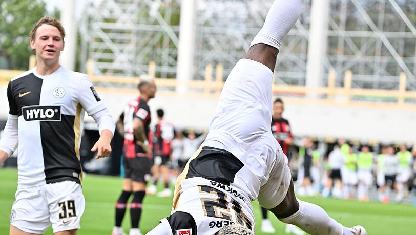 Die SV Elversberg feierte bei ihrem Bundesliga-Debüt einen beeindruckenden Sieg gegen Bayer Leverkusen. Die SV Elversberg feierte bei ihrem Bundesliga-Debüt einen beeindruckenden Sieg gegen Bayer Leverkusen.
