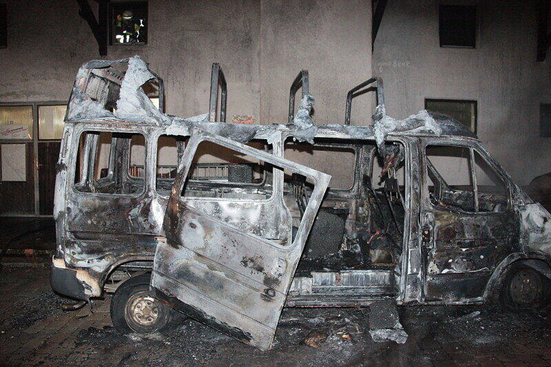 Völlig ausgebrannt: In Tötenberg bei Aschau stand ein Klein-Lkw in Flammen. Als die Feuerwehren beim Fahrzeug eintrafen, stand es bereits voll in Brand. Die Ursache des Feuers war zum Montagmorgen noch unbekannt.
