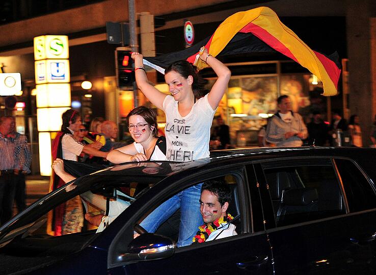 Auto-Korso, Party die ganze Nacht: Deutschland feiert den Einzug ins EM-Halbfinale! Hier gibts die schönsten Fanbilder zum Durchklicken und Mitfeiern!