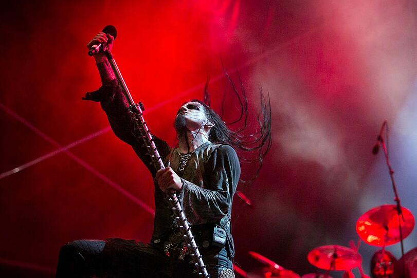 Die Band "Dimmu Borgir" um den Sänger Stian Tomt Thoresen sorgt also für die musikalische Härte, damit auch Metal Fans erhaben ihr Haupt schwenken können.