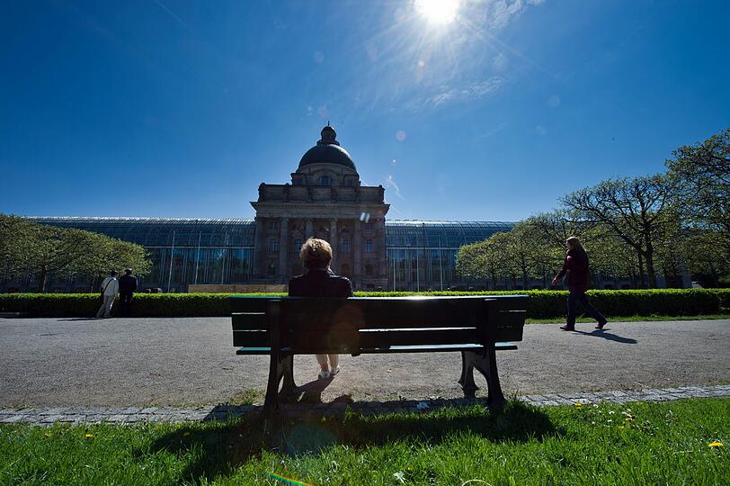 HOFGARTEN Ein gar nicht so geheimer Geheimtipp: der Hofgarten. Die Renaissance-Grünanlage direkt in der Innenstadt zwischen Odeonsplatz und Altstadtring &ndash; innendrin ist&rsquo;s aber für die Entspannung suchenden Münchner Flanierer so lauschig, "man hört sogar Vogelstimmen und einen Brunnen plätschern", sagt Kühne.