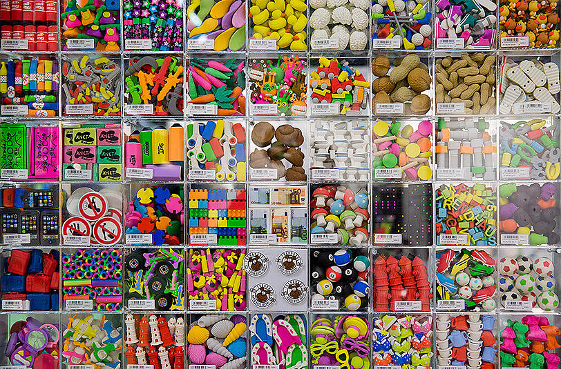 Radiergummis in verschiedenen Farben und Formen auf der diesjährigen Spielwarenmesse in Nürnberg.