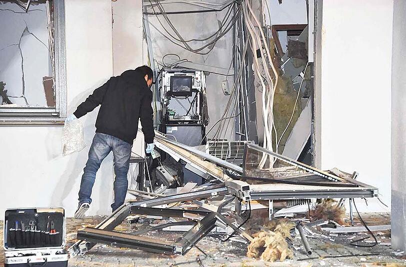 Die Täter sprengten den Geldautomat in die Luft. Schaden erlitt aber vor allem das Gebäude.