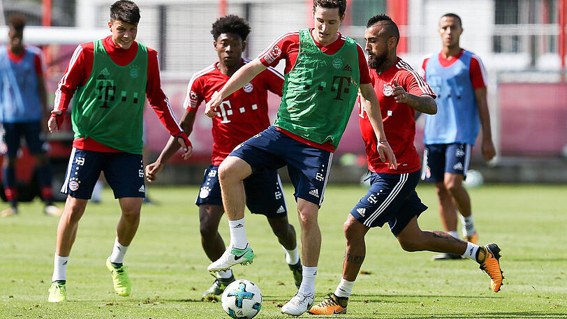 Von links: Flavius Danilluc (FCB U19), David Alaba, Sebastian Rudy und Arturo Vidal. Hinten rechts Thiago.