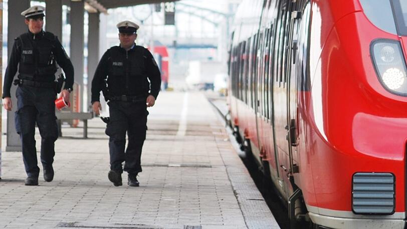 Gegen den 21-Jährigen ermittelt die Bundespolizei wegen Körperverletzung und Nötigung.