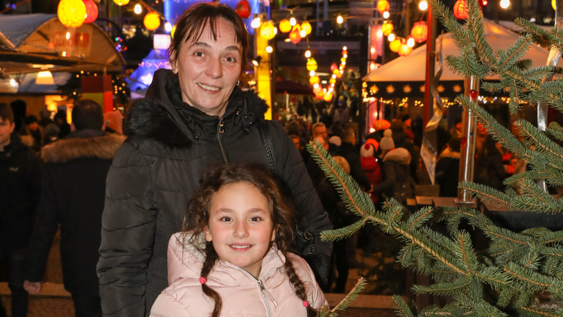 Jasemin Gedik mit Tochter Behra (7) am Wunschbaum.
