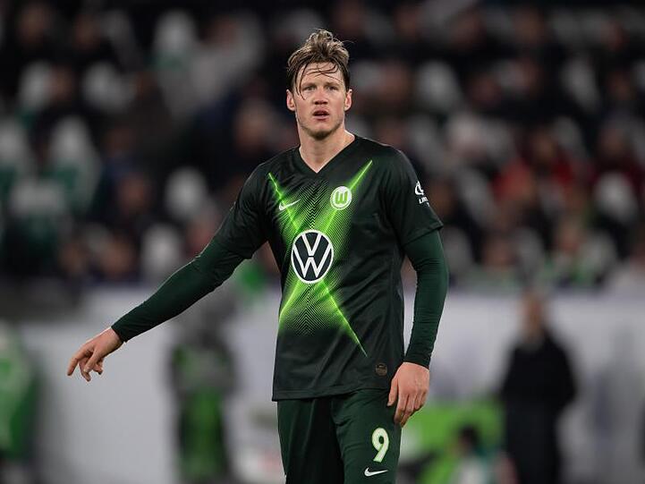 Der VfL Wolfsburg muss im kommenden Auswärtsspiel beim FC Bayern München voraussichtlich auf Stürmer Weghorst verzichten. Foto: Swen Pförtner/Archivbild