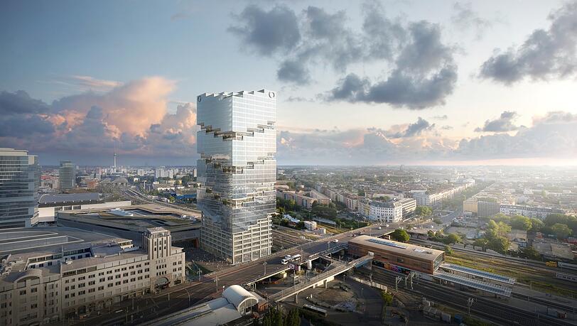 Das Hochhaus wird als "klobig" kritisiert: Gegen Hauptmieter Amazon gibt es in Berlin Protest. Das Hochhaus wird als "klobig" kritisiert: Gegen Hauptmieter Amazon gibt es in Berlin Protest.