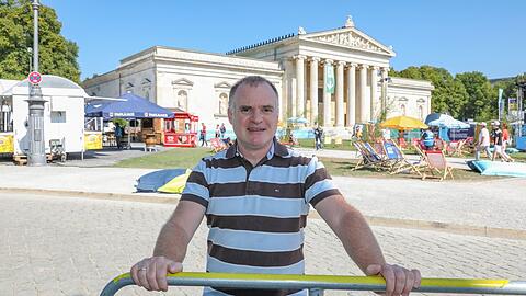 "Die IAA breitet sich in München aus wie ein Krebsgeschwür", sagt SPDler Felix Lang. Auch der Köningsplatz ist Teil der Messe.