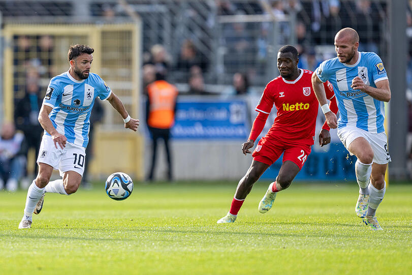 Agyemang Diawusie (Mitte) im Duell mit den Löwen Albion Vrenezi (l.) und Manfred Starke.