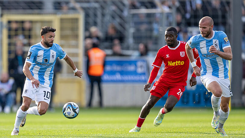 Agyemang Diawusie (Mitte) im Duell mit den Löwen Albion Vrenezi (l.) und Manfred Starke. Agyemang Diawusie (Mitte) im Duell mit den Löwen Albion Vrenezi (l.) und Manfred Starke.