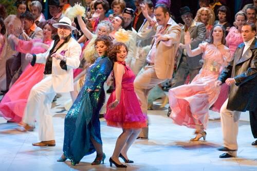 Wilder Haufen auf der Bühne:  Faschingskonzert im Gärtnerplatztheater.