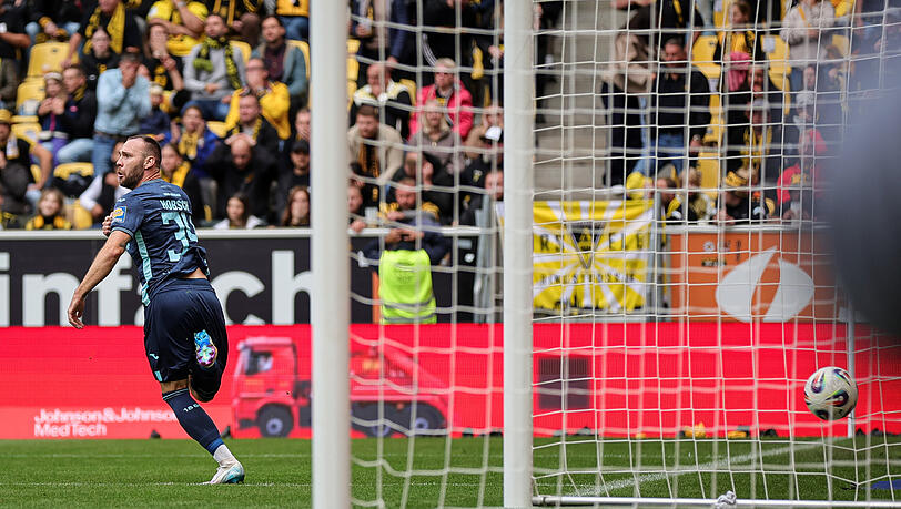 Patrick Hobsch trifft zum 1:0 für den TSV 1860.