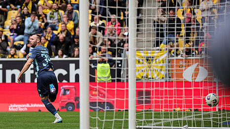 Patrick Hobsch trifft zum 1:0 für den TSV 1860.