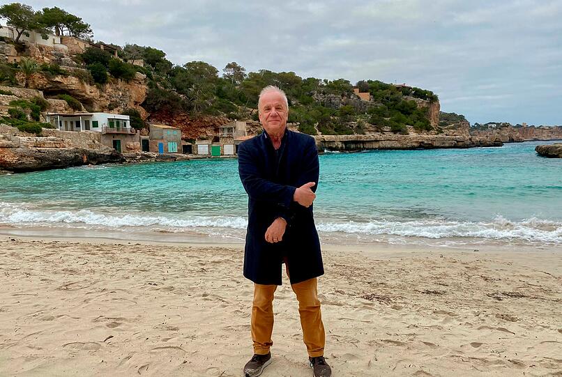 Die Dokumentation zeigt Hubertus Meyer-Burckhardt auch auf Mallorca, wo er zusammen mit seiner Ehefrau, der Journalistin und Buchautorin Dorothee Röhrig, die mediterrane Lebensart und unkomplizierte Geselligkeit genießt Die Dokumentation zeigt Hubertus Meyer-Burckhardt auch auf Mallorca, wo er zusammen mit seiner Ehefrau, der Journalistin und Buchautorin Dorothee Röhrig, die mediterrane Lebensart und unkomplizierte Geselligkeit genießt