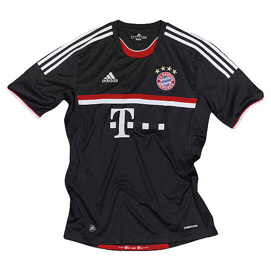 Ein rot-weißer Querstreifen ziert das schwarze Shirt.