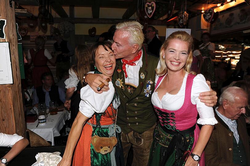 Gussi Czakert, Geschäftsführerin von C&C Premium Cars, mit Unternehmer Thomas Kramer und Sarah Persuhn.