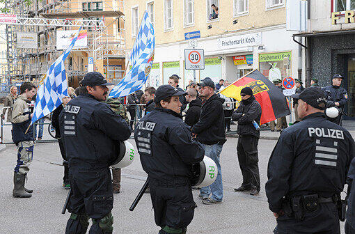 Etwa 20 Kundgebungsteilnehmer, über 1.000 Polizisten und insgesamt etwa 1.500 Gegendemonstranten: Das ist die Bilanz vom Münchner Demo-Samstag.