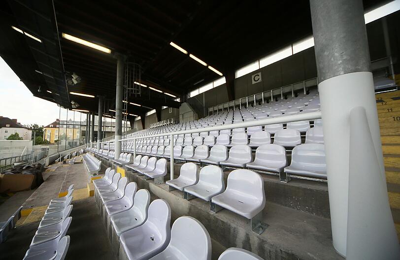 Allmählich nimmt das renovierte Grünwalder Stadion Konturen an: Nun sind die grauen Sitzschalen auf der Haupttribüne installiert worden. Die Bilder!