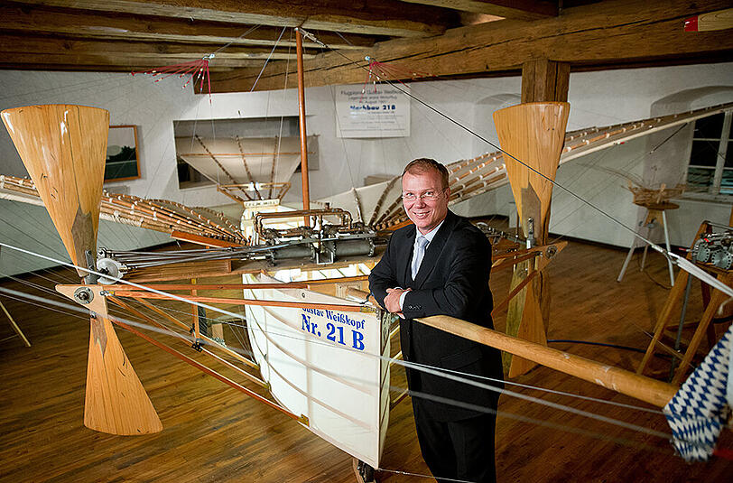 Luftfahrt-Experte John Brown mit der Flugmaschine "Nr. 21" von Gustav Weißkopf. Brown ist überzeugt, dass Weißkopf früher dran war, als die Gebrüder Wright.
