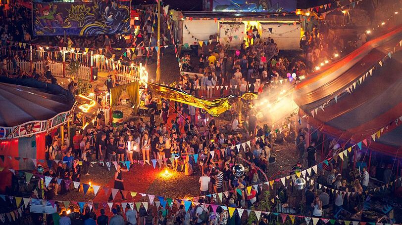 Feilschen, Feiern und Tanzen geht auch auf dem WANNDA NACHTFLOHMARKT. Dieses Jahr verwandeln Künstler und Artisten das Viehhofgelände am 29. April in eine wundervolle Traumwelt. Um 16 Uhr geht's los.