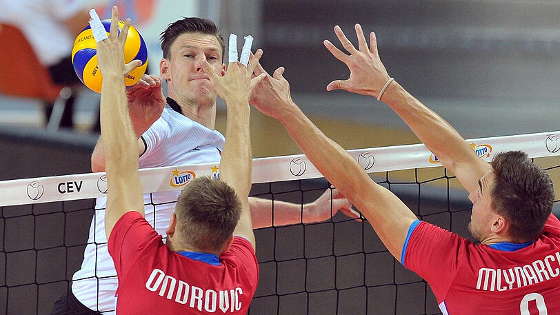 Die Slowaken Peter Ondrovic und Peter Mlynarcik stemmen sich Deutschlands Marcus Bohme entgegen.