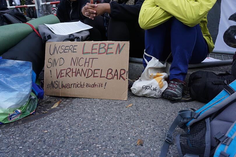 Protestplakate vor dem Gerichtsgebäude.