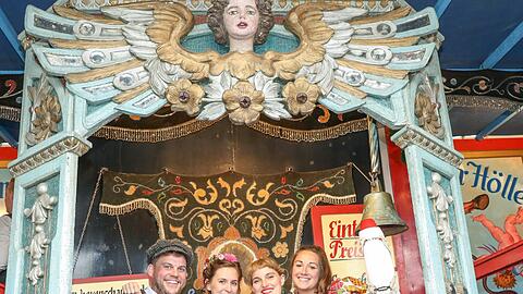 Da lacht der Standlmann bei der Hexenschaukel: Besuch von den Twitter Sisters mit Antonia Dering zwischen ihrer Schwester Carlotta (li.) und Pia Hinze.