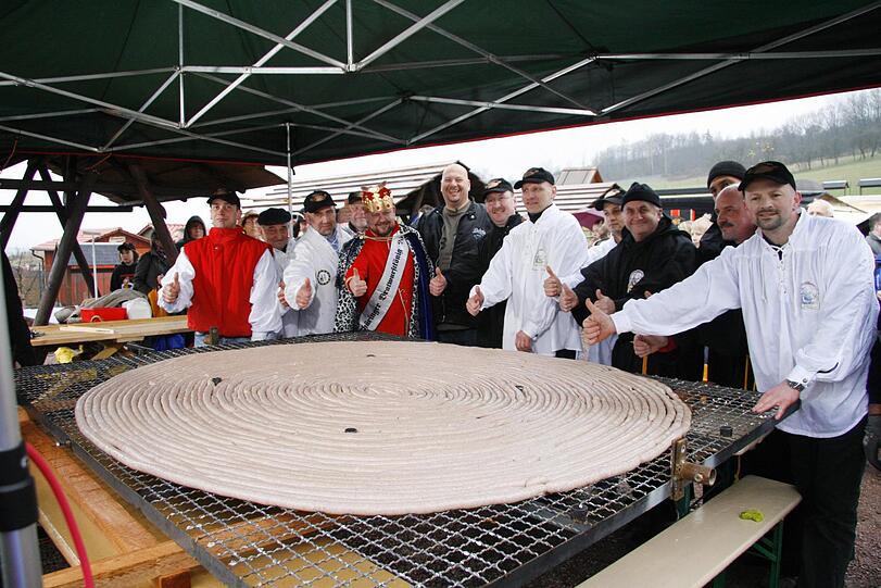 Im Deutschen Bratwurstmuseum im thüringischen Holzhausen erfährt man nicht nur viel über den schmackhaften Imbiss - man kann sie bei Festen natürlich auch genießen.