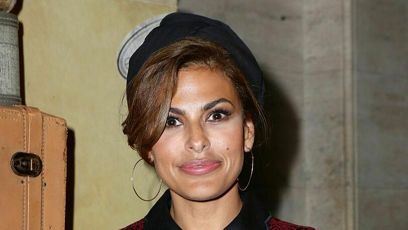 Eva Mendes verrät ihr Beauty-Geheimnis - und schockiert ihre Fans. Eva Mendes verrät ihr Beauty-Geheimnis - und schockiert ihre Fans.