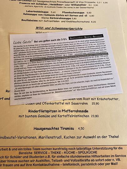 Zu Gast beim Fischerwirt in Schlehdorf: Die Karte ist gespickt mit Beilagen und Texten gegen die Corona-Maßnahmen.