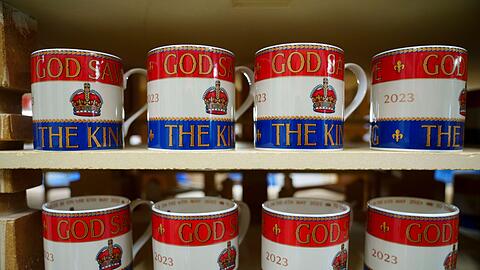 In der Fabrik Duchess China 1888 in Stoke-on-Trent, England, werden Tassen mit der Aufschrift "God Save the King" in den Brennofen gestellt.