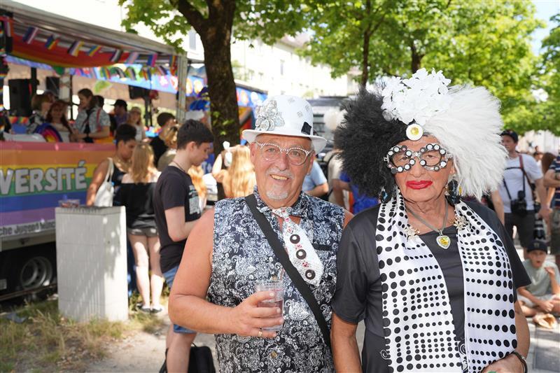 Rechts: Peter (81): "Solange es geht, möchte ich mitmachen auch als alte Schachtel mit dem Gehwagerl, wenn es sein muss. Das Miteinander finde ich ganz toll hier." Links: Dieter (61): "Wir freuen uns darauf, die lustigen und netten Leute zu sehen, die man das ganze Jahr nicht so sieht. Hier trifft man sich immer."
