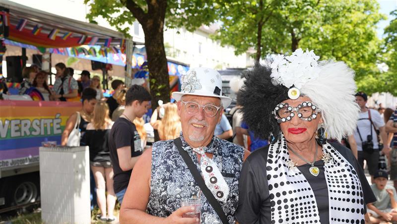 Rechts: Peter (81): "Solange es geht, möchte ich mitmachen auch als alte Schachtel mit dem Gehwagerl, wenn es sein muss. Das Miteinander finde ich ganz toll hier." Links: Dieter (61): "Wir freuen uns darauf, die lustigen und netten Leute zu sehen, die man das ganze Jahr nicht so sieht. Hier trifft man sich immer." Rechts: Peter (81): "Solange es geht, möchte ich mitmachen auch als alte Schachtel mit dem Gehwagerl, wenn es sein muss. Das Miteinander finde ich ganz toll hier." Links: Dieter (61): "Wir freuen uns darauf, die lustigen und netten Leute zu sehen, die man das ganze Jahr nicht so sieht. Hier trifft man sich immer."