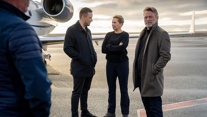 Der grönländische Regierungschef Jens-Frederik Nielsen (links) begrüßte die dänische Ministerpräsidentin Mette Frederiksen und ihren Ehemann Bo Tengberg am Dienstagabend in Nuuk.