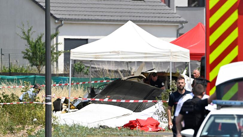 Sicherheitskräfte untersuchen das Wrack eines zivilen Flugzeugs. Sicherheitskräfte untersuchen das Wrack eines zivilen Flugzeugs.