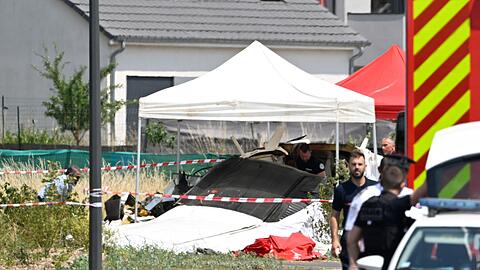 Sicherheitskr&auml;fte untersuchen das Wrack eines zivilen Flugzeugs.