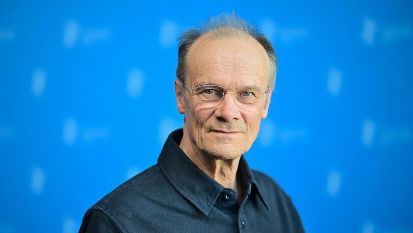 Edgar Selge bei der Berlinale 2025 vor der Premiere des Films „Leibniz - Chronik eines verschollenen Bildes“ im Haus der Berliner Festspiele. Edgar Selge bei der Berlinale 2025 vor der Premiere des Films „Leibniz - Chronik eines verschollenen Bildes“ im Haus der Berliner Festspiele.