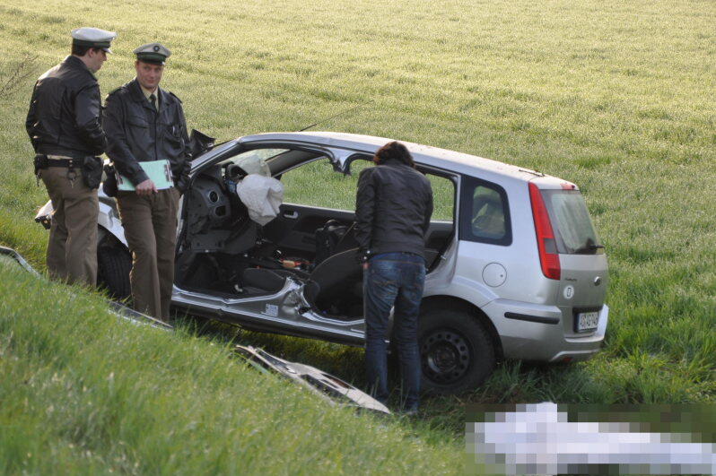 Bei Altötting ist ein Pkw-Fahrer von der Fahrbahn abgekommen und gegen einen Baum geprallt. Der Mann starb noch an der Unfallstelle. Die Bilder vom Horror-Unfall