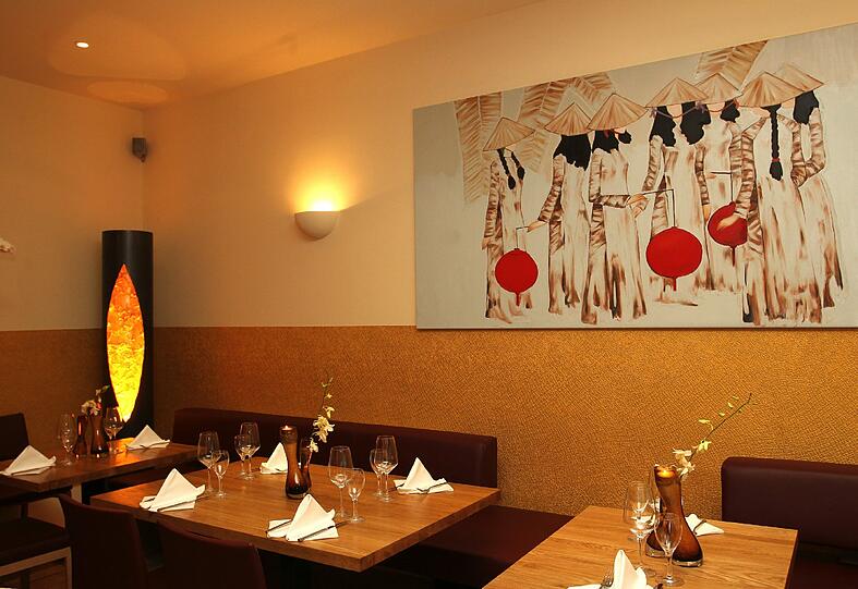 Goldene Tapeten, Designerlampen und vietnamesische Gemälde: Das &bdquo;Lua Moi&ldquo; versucht den Spagat zwischen Tradition und Moderne.