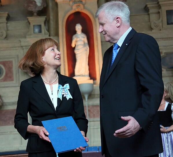 Hildegard Kronawitter Am Mittwoch wurde in München der Bayerischen Verdienstorden vom bayerischen Ministerpräsidenten, Horst Seehofer, an 20 Bürgerinnen und 30 Bürger verliehen.