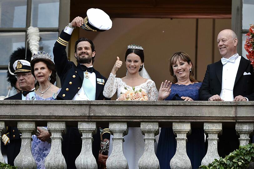 Glücklich winken Prinz Carl Philip und Prinzessin Sofia dem schwedischen Volk zu.