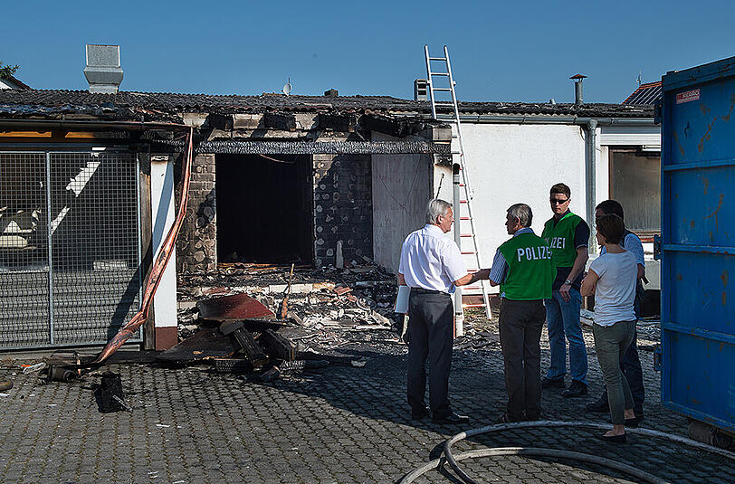 Am Samstag brannte es schon wieder in einem Flüchtlingsheim. Erst am Donnerstag wurde in einem ehemaligen Gasthaus, in den im September 67 Asylbewerber einziehen sollten, ein Feuer gelegt (im Bild).