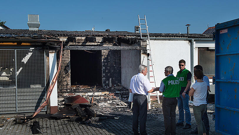 Am Samstag brannte es schon wieder in einem Flüchtlingsheim. Erst am Donnerstag wurde in einem ehemaligen Gasthaus, in den im September 67 Asylbewerber einziehen sollten, ein Feuer gelegt (im Bild). Am Samstag brannte es schon wieder in einem Flüchtlingsheim. Erst am Donnerstag wurde in einem ehemaligen Gasthaus, in den im September 67 Asylbewerber einziehen sollten, ein Feuer gelegt (im Bild).
